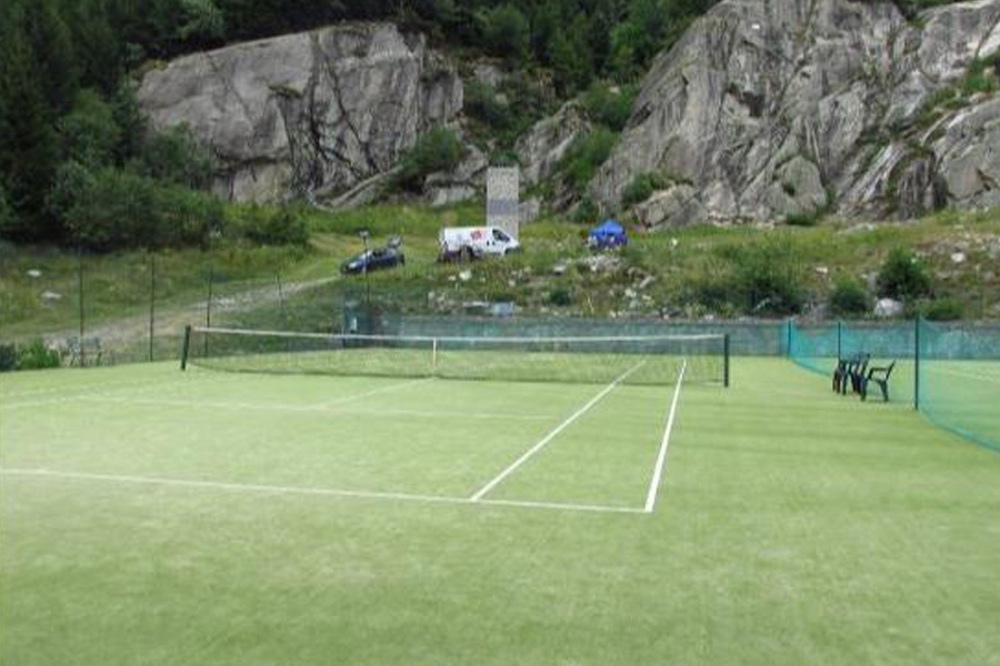 campo multiuso da tennis e calcio